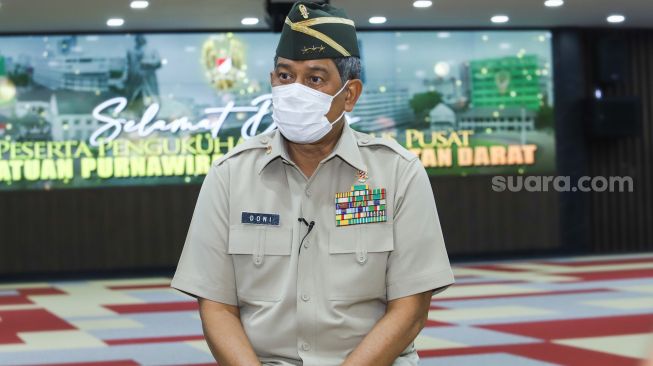 Ketua Umum Persatuan Purnawirawan TNI AD (PPAD) Letjen TNI (Purn.) Doni Munardo saat tengah melakukan sesi wawancara dengan tim Suara.com di Markas Besar (Mabes) TNI AD di Jakarta Pusat, Selasa (8/2/2022). [Suara.com/Alfian Winanto]