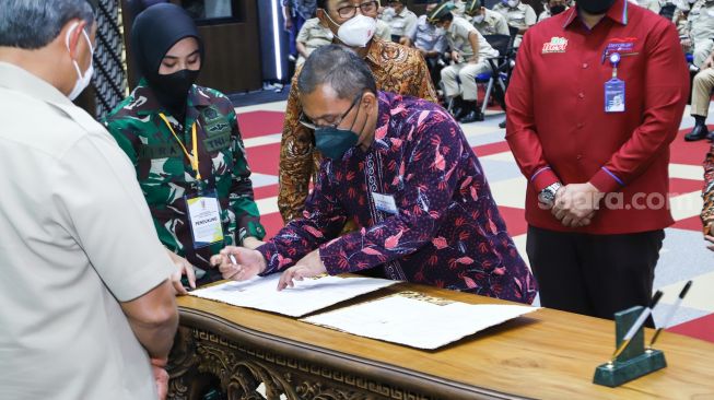 Direktur PT. Harvest Capital International Kelik Irwantono saat penandatangan MoU terkait kerjasama kewirausahaan di bidang investasi dan pertambangan dengan Persatuan Purnawirawan TNI AD (PPAD) di Markas Besar (Mabes) TNI AD, Jakarta Pusat, Selasa (8/2/2022). [Suara.com/Alfian Winanto].