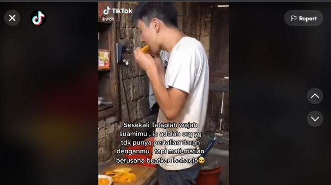 Bikin Terenyuh, Lelaki Ini Kepergok Rela Cuma Makan Biji Mangga, Dagingnya Untuk Sang Istri