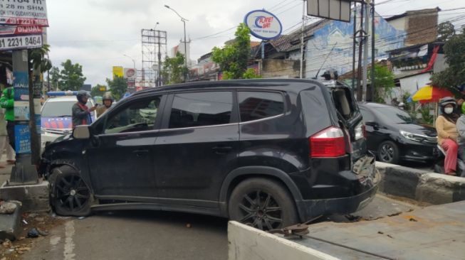 Sempat Terdengar Suara Ledakan, Minibus Chevrolet Hitam Melintang di Tengah Jalan dalam Kondosi Ringsek