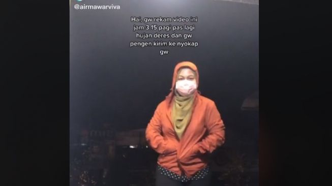 Viral Wanita Berdiri di Bawah Hujan Petir Sambil Direkam, Alasan di Baliknya Nyesek Banget, Videonya Gemparkan TikTok