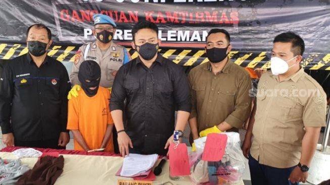 Tersangka kasus pencabulan dihadirkan dalam konferensi pers di Mapolres Sleman, Selasa (8/2/2022).- (SuaraJogja.id/Hiskia Andika)