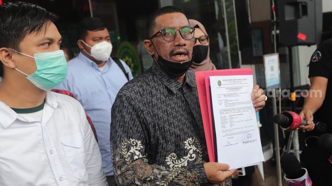 Kuasa hukum Gaga Muhammad, Fahmi Bachmid (kedua kanan) menunjukkan akta penyerahan memori banding di Pengadilan Negeri (PN) Jakarta Timur, Jakarta, Selasa (8/2/2022). [Suara.com/Angga Budhiyanto]