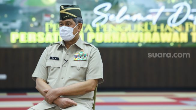 Ketua Umum Persatuan Purnawirawan TNI AD (PPAD) Letjen TNI (Purn.) Doni Munardo saat tengah melakukan sesi wawancara dengan tim Suara.com di Markas Besar (Mabes) TNI AD di Jakarta Pusat, Selasa (8/2/2022). [Suara.com/Alfian Winanto]