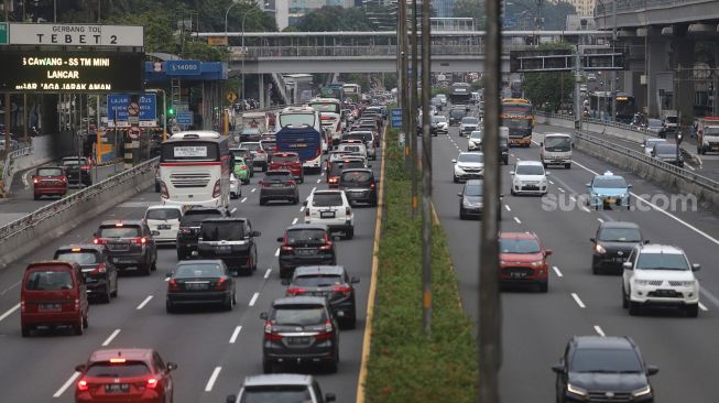 Sejumlah kendaraan melintas di ruas Tol Dalam Kota, Jakarta, Selasa (8/2/2022). [Suara.com/Angga Budhiyanto]