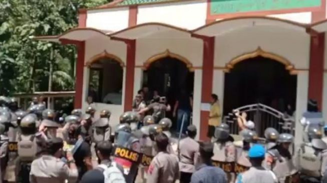 Beredar unggahan video yang menayangkan warga di Desa Wadas, Purworejo yang di kepung ratusan polisi saat sedang bermujahadah di masjid menuai kritikan publik. [Instagram @wadas_melawan]