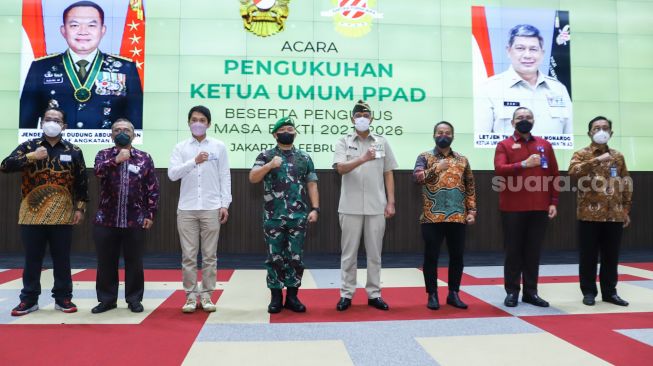 Kepala Staf TNI AD (KSAD) Jendral TNI Dudung Abdurachman (keempat kiri) bersama Ketua Umum Persatuan Purnawirawan TNI AD (PPAD) Letjen TNI (Purn.) Doni Munardo (keempat kanan) dan Direktur PT. Harvest Capital International Kelik Irwantono (kedua kiri) berfoto bersama usai menandatangani MoU kerjasama kewirausahaan di bidang investasi dan pertambangan di Markas Besar (Mabes) TNI AD, Jakarta Pusat, Selasa (8/2/2022). [Suara.com/Alfian Winanto]