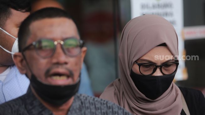 Ibunda Gaga Muhammad, Janariyah (kanan) didampingi kuasa hukum Gaga Muhammad, Fahmi Bachmid memberikan keterangan kepada awak media usai menyerahkan memori banding di Pengadilan Negeri (PN) Jakarta Timur, Jakarta, Selasa (8/2/2022). [Suara.com/Angga Budhiyanto]