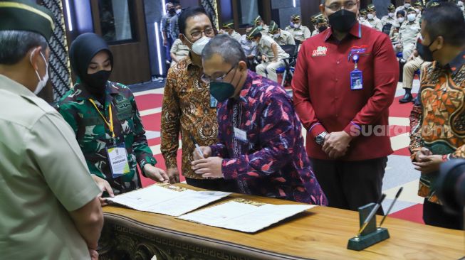 Direktur PT. Harvest Capital International Kelik Irwantono saat penandatangan MoU terkait kerjasama kewirausahaan di bidang investasi dan pertambangan dengan Persatuan Purnawirawan TNI AD (PPAD) di Markas Besar (Mabes) TNI AD, Jakarta Pusat, Selasa (8/2/2022). [Suara.com/Alfian Winanto].