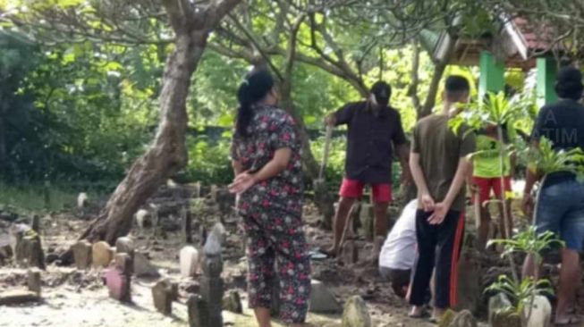 Sebelum Tali Pocong Dicuri Orang, Kuburan Warga yang Meninggal Jumat Legi di Sidoarjo Dijaga Keluarganya Bergantian