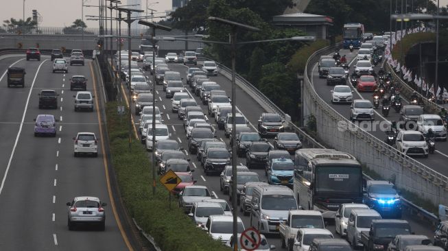 Sejumlah kendaraan melintas di ruas Tol Dalam Kota, Jakarta, Selasa (8/2/2022). [Suara.com/Angga Budhiyanto]