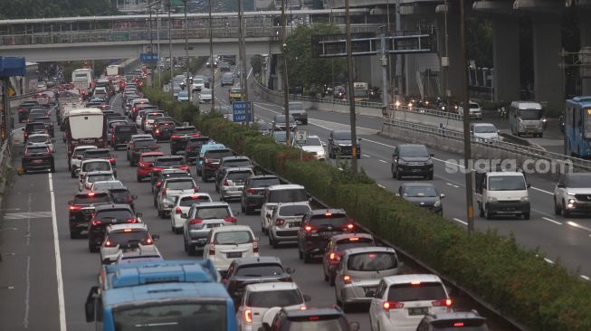 Sejumlah kendaraan melintas di ruas Tol Dalam Kota, Jakarta, Selasa (8/2/2022). [Suara.com/Angga Budhiyanto]