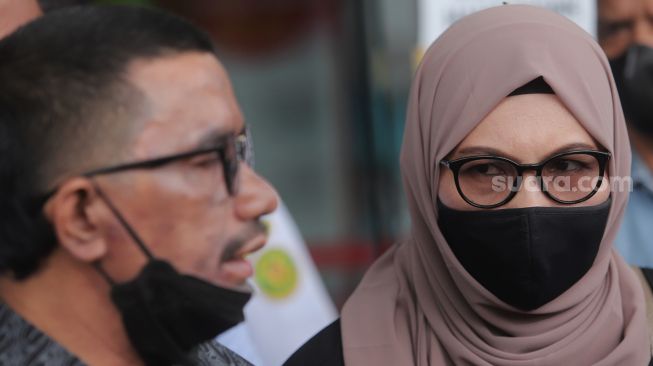 Ibunda Gaga Muhammad, Janariyah (kanan) menemui awak media usai menyerahkan memori banding di Pengadilan Negeri (PN) Jakarta Timur, Jakarta, Selasa (8/2/2022). [Suara.com/Angga Budhiyanto]