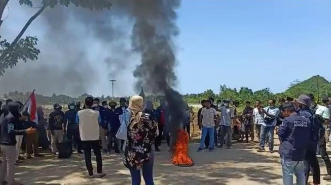 Aliansi Pemuda Pujut Gelar Protes Dan Bakar Ban di Kawasan Sirkuit Mandalika