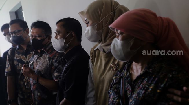 Ayah Bibi Ardiansyah, Haji Faisal (tengah) menemui awak media usai mengikuti sidang lanjutan penetapan perwalian Gala Sky Andriansyah di Pengadilan Agama Jakarta Barat, Jakarta, Rabu (9/2/2022). [Suara.com/Angga Budhiyanto]