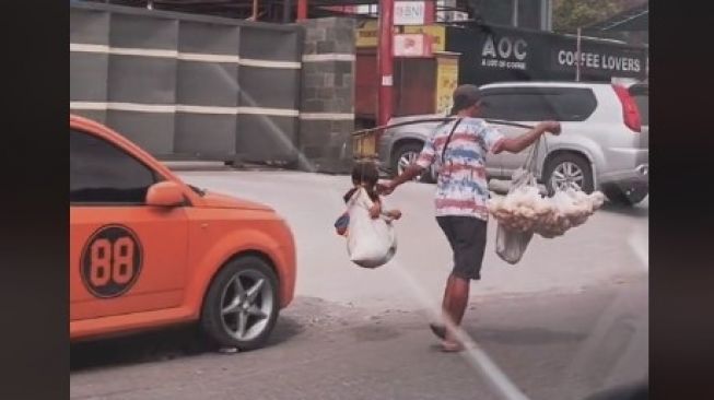 Momen Haru Ayah Panggul Jualan dan Anak di Karung Secara Bersamaan, Warganet: Nangis Banget