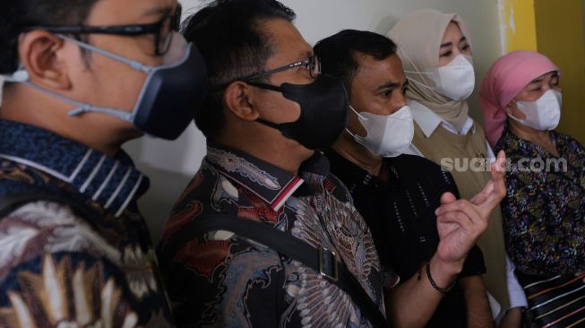 Ayah Bibi Ardiansyah, Haji Faisal (tengah) menemui awak media usai mengikuti sidang lanjutan penetapan perwalian Gala Sky Andriansyah di Pengadilan Agama Jakarta Barat, Jakarta, Rabu (9/2/2022). [Suara.com/Angga Budhiyanto]