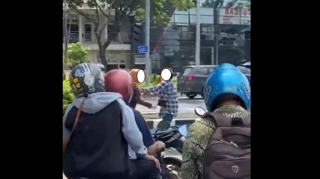 Cekcok emak-emak di jalan jadi tontonan pemotor (Twitter)