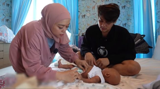 Potret Lesti Kejora Momong Anak (YouTube/Leslar Entertainment)