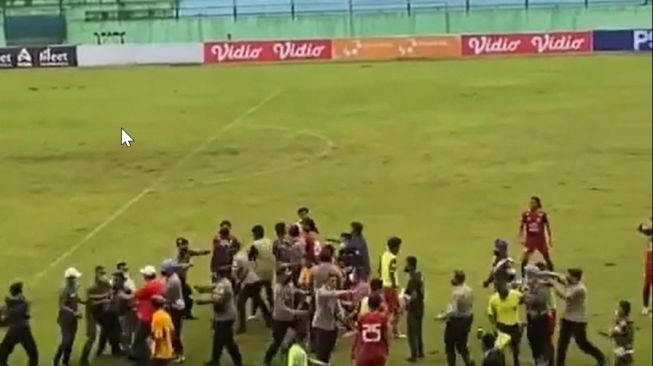 Viral, Pertandingan NZR Sumbersari vs Farmel Ricuh, Wasit Jadi Bulan-bulanan, Liga 3 Tercoreng Lagi