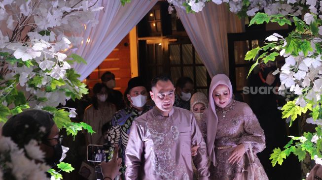 Artis Ferry Irawan dan Venna Melinda bersiap menggelar prosesi lamaran di D’Banquet Pantai Mutiara, Penjaringan, Jakarta, Rabu (9/2/2022). [Suara.com/Angga Budhiyanto]