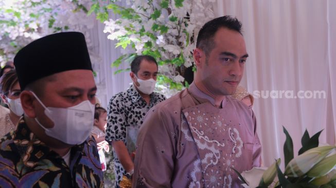 Artis Ferry Irawan bersiap menggelar prosesi lamaran di D’Banquet Pantai Mutiara, Penjaringan, Jakarta, Rabu (9/2/2022). [Suara.com/Angga Budhiyanto]