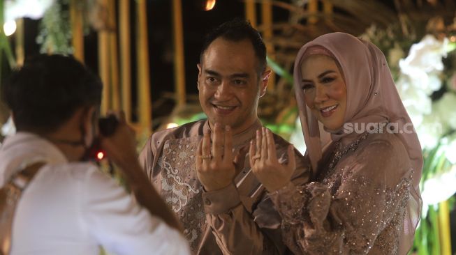 Artis Ferry Irawan dan Venna Melinda berfoto usai menggelar prosesi lamaran di D’Banquet Pantai Mutiara, Penjaringan, Jakarta, Rabu (9/2/2022). [Suara.com/Angga Budhiyanto]