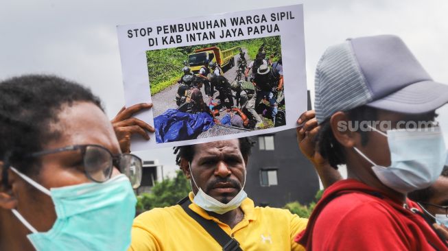 Massa yang tergabung dalam Front Mahasiswa Papua   Jawa dan bali menggelar aksi unjuk rasa di depan Gedung DPR, Jakarta Pusat, Rabu (9/2/2022). [Suara.com/Alfian Winanto]