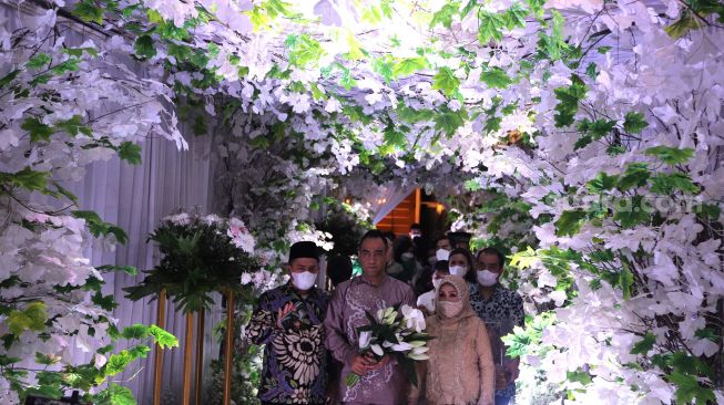 Artis Ferry Irawan bersiap menggelar prosesi lamaran di D’Banquet Pantai Mutiara, Penjaringan, Jakarta, Rabu (9/2/2022). [Suara.com/Angga Budhiyanto]