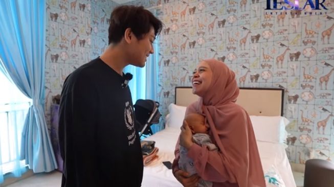 Potret Lesti Kejora Momong Anak (YouTube/Leslar Entertainment)