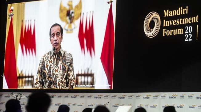 Presiden Joko Widodo memberikan paparannya secara daring pada Mandiri Investment Forum 2022 di Jakarta, Rabu (9/2/2022).  ANTARA FOTO/Muhammad Adimaja
