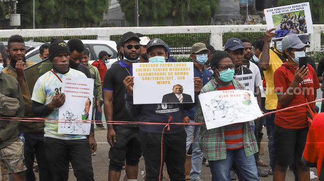 Massa yang tergabung dalam Front Mahasiswa Papua   Jawa dan bali menggelar aksi unjuk rasa di depan Gedung DPR, Jakarta Pusat, Rabu (9/2/2022). [Suara.com/Alfian Winanto]