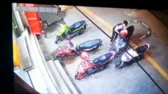 Terekam CCTV, Aksi Curanmor Diduga Terjadi di Jalan Pangeran Jayakarta Jakpus