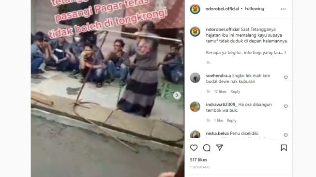 Viral! Tetangga Punya Hajatan, Emak-emak ini Seketika Buat Palang Kayu Agar Tamu Tak Duduk di Halamannya