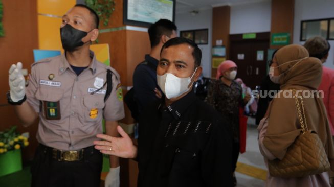 Ayah Bibi Ardiansyah, Haji Faisal (tengah) berjalan meninggalkan ruang persidangan usai mengikuti sidang lanjutan penetapan perwalian Gala Sky Andriansyah di Pengadilan Agama Jakarta Barat, Jakarta, Rabu (9/2/2022). [Suara.com/Angga Budhiyanto]