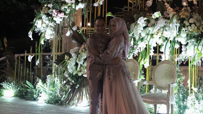 Artis Ferry Irawan dan Venna Melinda berfoto usai menggelar prosesi lamaran di D’Banquet Pantai Mutiara, Penjaringan, Jakarta, Rabu (9/2/2022). [Suara.com/Angga Budhiyanto]