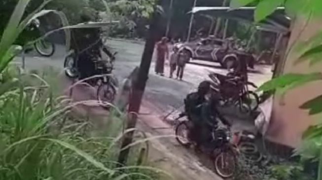 Sejumlah anggota polisi dengan menggunakan sepeda motor masuk ke Desa Wadas, Rabu (9/1/2022). [Instagram @wadas_melawan]