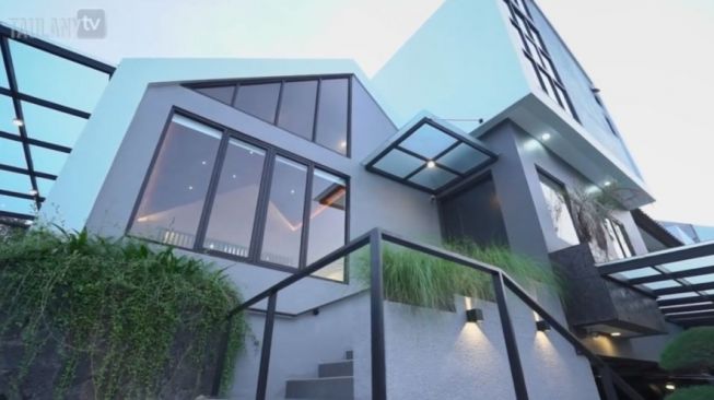 Potret Rumah Baru Surya Insomnia. (YouTube/ Andre Taulany TV)