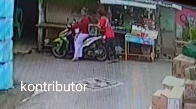 Viral Diduga Pasutri Gasak Kotak Amal Sambil Bawa Anak di Kalideres Jakbar