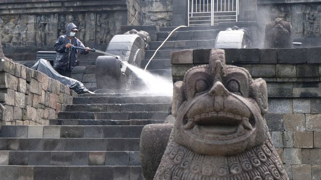 Petugas menyemprotkan air saat melakukan perawatan rutin Candi Borobudur, di Magelang, Jawa Tengah, Rabu (9/2/2022).  ANTARA FOTO/Anis Efizudin