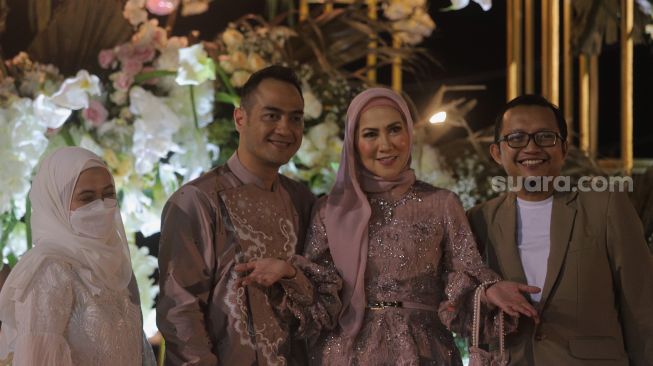 Artis Ferry Irawan dan Venna Melinda berfoto usai menggelar prosesi lamaran di D’Banquet Pantai Mutiara, Penjaringan, Jakarta, Rabu (9/2/2022). [Suara.com/Angga Budhiyanto]