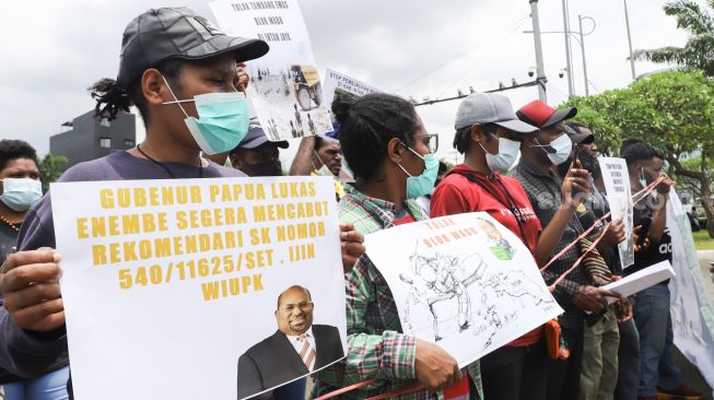 Massa yang tergabung dalam Front Mahasiswa Papua   Jawa dan bali menggelar aksi unjuk rasa di depan Gedung DPR, Jakarta Pusat, Rabu (9/2/2022). [Suara.com/Alfian Winanto]