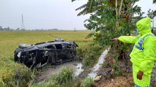 Ngebut di Tol Ngawi Saat Hujan Mengguyur, Pajero Terlempar dan Terguling Sampai ke Sawah Warga