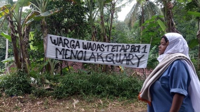 Spanduk dari warga Kabupaten Purworejo, Kecamatan Bener, dan Desa Wadas menolak menambang batu andesit. [Suara.com/ Angga Haksoro Ardi]