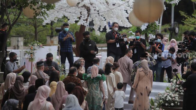 Artis Ferry Irawan bersiap menggelar prosesi lamaran di D’Banquet Pantai Mutiara, Penjaringan, Jakarta, Rabu (9/2/2022). [Suara.com/Angga Budhiyanto]