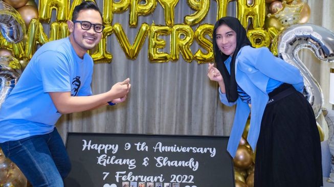 Momen anniversary Shandy Purnamasari dan Gilang Juragan99. (Instagram/@shandypurnamasari)