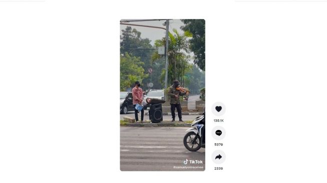 Aksi pengamen jalanan main biola, bikin salut. [TikTok]