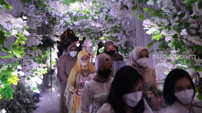 Keluarga membawa seserahan selama prosesi lamaran artis Ferry Irawan dan Venna Melinda di D’Banquet Pantai Mutiara, Penjaringan, Jakarta, Rabu (9/2/2022). [Suara.com/Angga Budhiyanto]