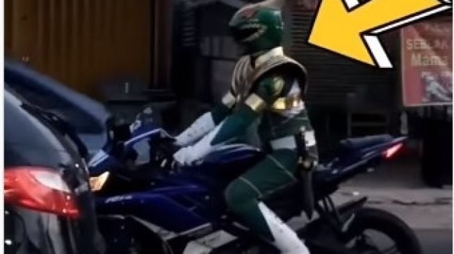 Viral Pengendara Motor Pakai Kostum Power Ranger, Warganet: Indonesia Sedang Tidak Baik-baik Saja