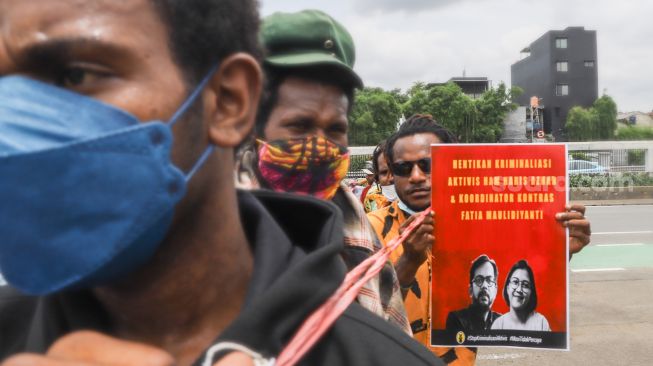 Massa yang tergabung dalam Front Mahasiswa Papua   Jawa dan bali menggelar aksi unjuk rasa di depan Gedung DPR, Jakarta Pusat, Rabu (9/2/2022). [Suara.com/Alfian Winanto]